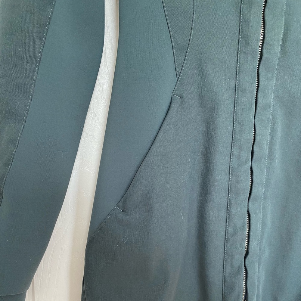 Lululemon Rain Jacket - Picture 5 of 13
